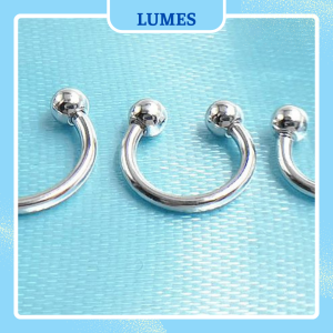 Khuyên xỏ bạc mũi